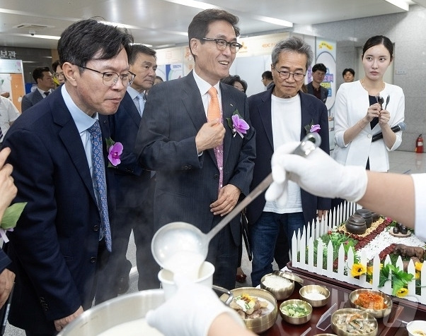 24일 함진규 한국도로공사 사장(왼쪽 두번째)과 김희태 휴게시설 처장(첫번째), 외부 평가위원이 휴게소 음식 설명을 듣고 있다.(도로공사 제공) 2024.9.24/뉴스1