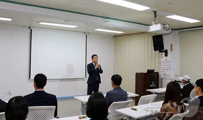 최철규 강원랜드 대표이사 직무대행이 24일 강원 정선군 고한‧사북‧남면‧신동 지역 살리기 공동추진위원회 사무실에서 자사의 글로벌 복합리조트 도약을 위한 ‘K-HIT(하이원통합관광) 프로젝트’의 수립배경과 성과, 추진방향 등에 대한 특강을 했다. (강원랜드 제공) 2024.9.24/뉴스1