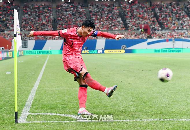 대한민국 축구대표팀의 손흥민이 5일 서울월드컵경기장에서 열린 2026 북중미 월드컵 아시아지역 3차 예선 팔레스타인과 경기에서 코너킥을 하고 있다. 2024. 9. 5.  상암 | 박진업 기자 upandup@sportsseoul.com