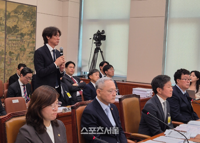 축구대표팀 홍명보 감독이 24일 국회 문체위원회 현안질의에서 답하고 있다.  여의도 | 정다워 기자