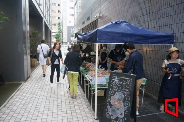 일본 도쿄 다마치역 인근에 문을 연 밤의빵집에서 행인들이 빵을 둘러보고 있다.