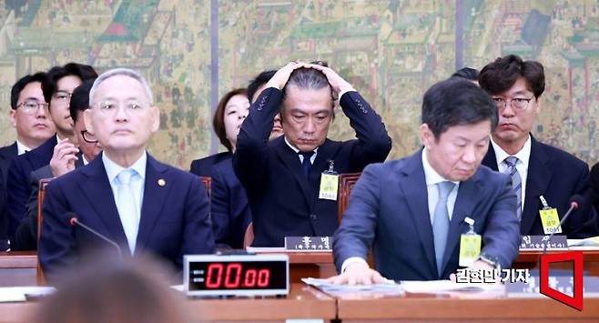 홍명보 축구국가대표팀 감독이 24일 국회에서 열린 문화체육관광위원회의 대한축구협회 등에 대한 현안질의에 참석해 머리를 만지고 있다. [사진=김현민 기자 kimhyun81@]