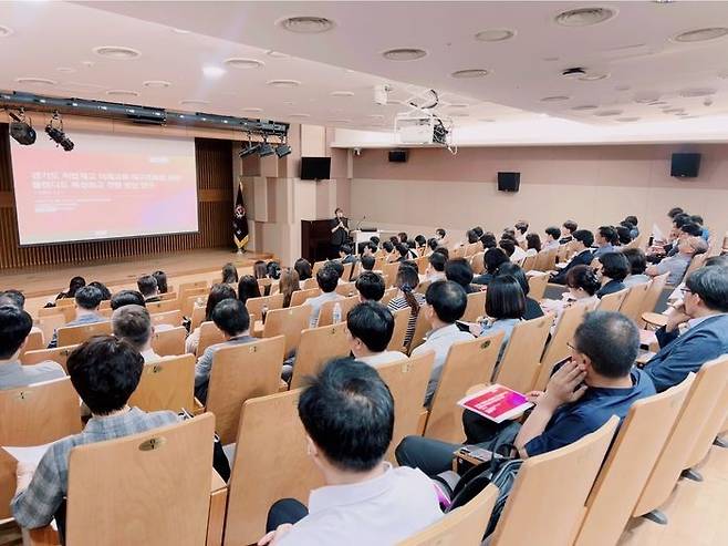 경기도교육청이 지난 23일 미래형 직업교육 모델학교 정책연구 최종보고회를 열고 있다. ＜사진=경기도교육청＞