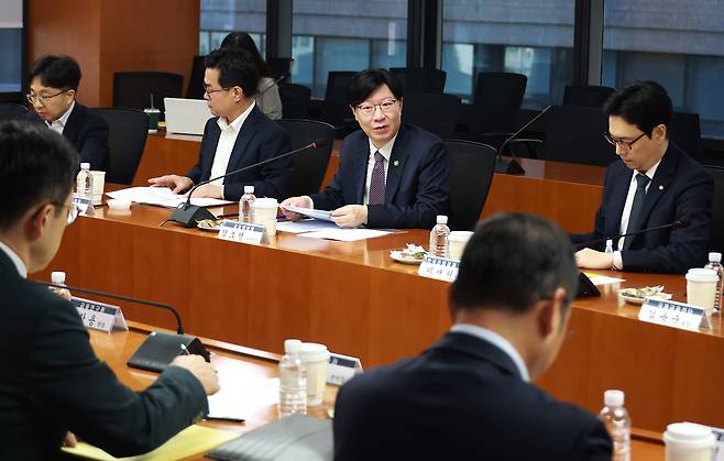 김소영 금융위원회 부위원장이 24일 오전 서울 중구 한국금융연구원에서 개최한 금융시장 현안 점검·소통회의에서 관계기관, 시장 전문가들과 함께 글로벌 통화정책 전환 이후 경제·금융시장 상황과 향후 정책방향에 대해 논의했다./금융위원회 제공