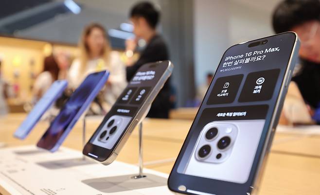 지난 20일 서울 중구 명동 애플스토어에서 시민들이 '아이폰16 시리즈'를 살펴보고 있다./뉴스1