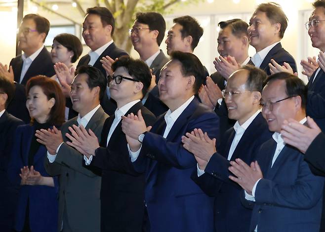 윤석열 대통령이 24일 용산 대통령실 앞 분수정원에서 국민의힘 지도부와의 만찬을 마치고 한동훈 대표, 추경호 원내대표 등과 박수를 치고 있다. (대통령실 제공) /뉴스1