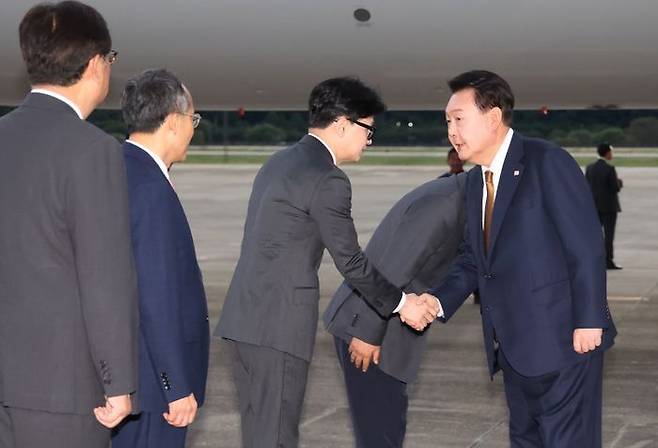 윤석열 대통령이 22일 체코 공식 방문 일정을 마치고 성남 서울공항을 통해 귀국, 공군 1호기에서 내려 환영 나온 한동훈 국민의힘 대표와 악수하고 있다. ⓒ뉴시스