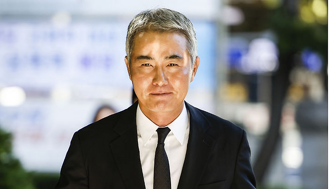 가상자산 '위믹스' 유통량 조작 의혹 혐의로 불구속기소 된 장현국 위메이드 부회장이 24일 서울 양천구 서울남부지방법원에서 열린 자본시장법 위반 등 혐의 1차 공판기일에 출석하고 있다. ⓒ뉴시스