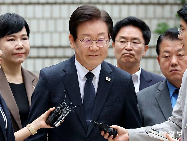 지난 대선기간에 허위 사실을 발언한 공직선거법 위반 혐의로 기소된 더불어민주당 이재명 대표가 20일 서울 서초구 서울중앙지법원에서 열린 결심 공판에 참석하기 위해 법원으로 들어서고 있다. 이 대표가 2022년 9월 이 사건이 기소된지 2년만이다. 전영한 기자 scoopjyh@donga.com