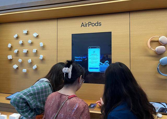 21일 미국 캘리포니아주 샌타클래라의 한 애플스토어에서 방문객들이 보청기 기능을 탑재한 이어폰 신제품 에어팟 프로2를 살펴보고 있다. 샌타클래라=이서희 특파원