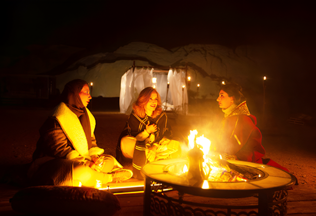 여성 여행자들이 리야드 야간 사막 투어를 즐기고 있다. 사우디관광청 제공