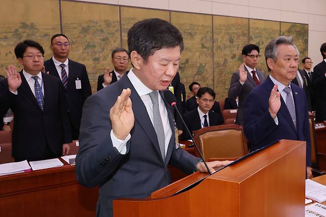 정몽규 대한축구협회장이 24일 서울 여의도 국회에서 열린 문화체육관광위원회의 대한축구협회 등에 대한 현안질의에서 증인선서를 하고 있다. 사진=연합뉴스