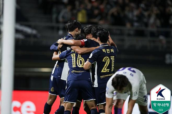 이인재의 득점 후 기뻐하는 이랜드 선수단. 사진=프로축구연맹