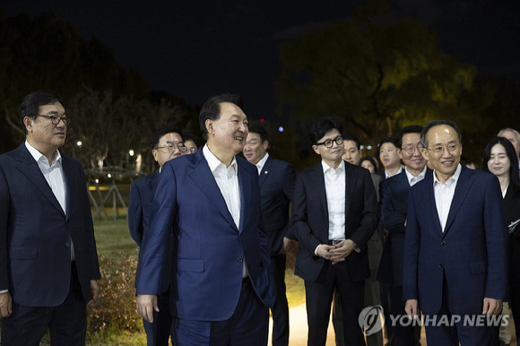 윤석열 대통령이 24일 서울 용산 대통령실 앞 분수정원에서 열린 국민의힘 지도부 초청 만찬 뒤 한동훈 대표, 추경호 원내대표 등 국민의힘 지도부, 대통령실 참모진과 함께 산책을 하고 있다. 2024.9.24 [사진=대통령실/연합뉴스]