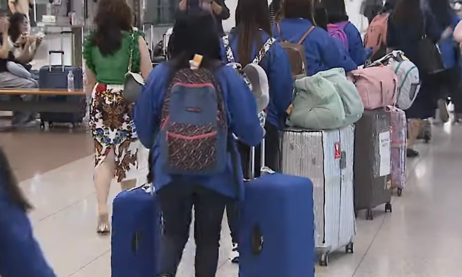 지난달 6일 인천국제공항 제1터미널을 통해 입국한 서울시 외국인 가사관리사 시범사업 참가자들이, 버스로 이동하고 있다. (SBS 캡처)