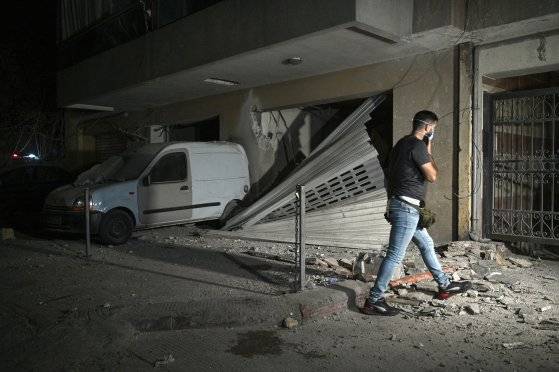 23일(현지시간) 레바논 베이루트에서 한 시민이 이스라엘의 군사 공격 후 베이루트 남부 교외에서 손상된 차량 옆을 지나고 있다. EPA=연합뉴스
