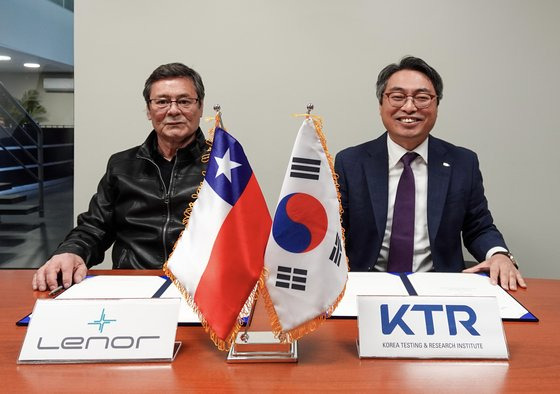 KTR 김현철 원장(오른쪽)이 칠레 LENOR Chile 아랑귀즈 바라 대표와 상호 협력을 위한 업무협약을 체결했다.