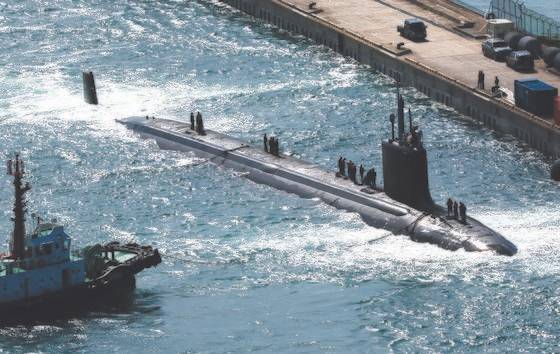 미 핵추진 잠수함 버몬트함 부산 입항 미 해군 핵 추진 잠수함 버몬트함(SSN 79, 버지니아급, 7800t급)이 23일 부산 남구 해군 부산작전기지에 입항하고 있다. 최신형 고속 공격 잠수함 버몬트함은 길이 115m, 폭 10m, 최고 시속 40km, 순항 미사일을 12발 이상 보유하고 있으며, 240m 이상의 해저에서 운항이 가능해 대잠수함전, 해전, 특수전, 육상타격전, 정보 감시, 정찰전 및 기뢰전 등 다중 임무 수행을 위한 유연성 갖추고 있다. 송봉근 기자