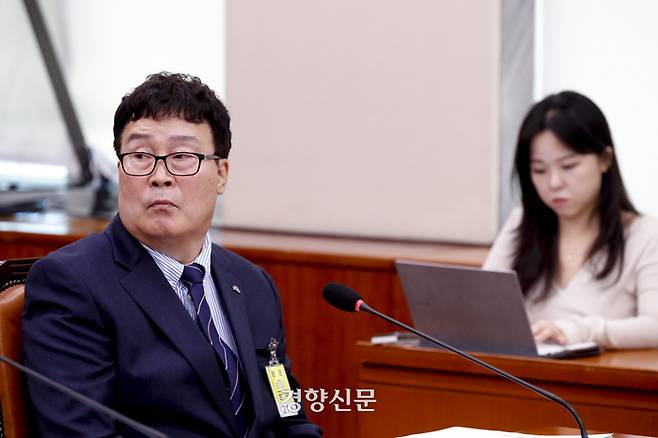 김택규 대한배드민턴협회장이 24일 국회에서 열린 문화체육관광위원회 전체회의에 출석해 의원 질의를 듣고 있다.2024.09.24 문재원 기자