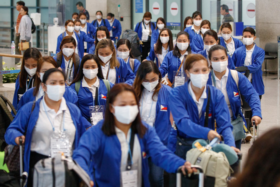 Filipino domestic caregivers arrive at Incheon International Airport on Aug. 7. [YONHAP]