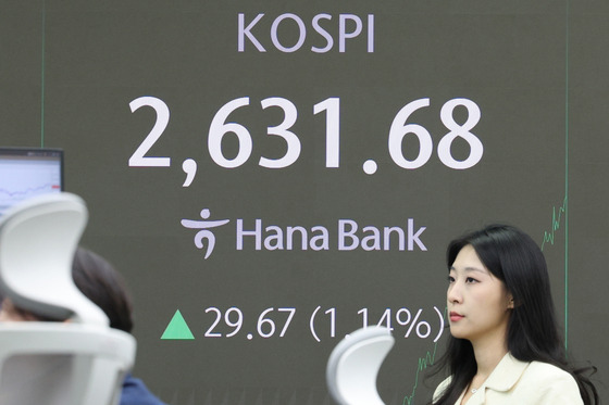 A screen in Hana Bank's trading room in central Seoul shows the Kospi closing at 2,631.68 points on Tuesday.[NEWS1]