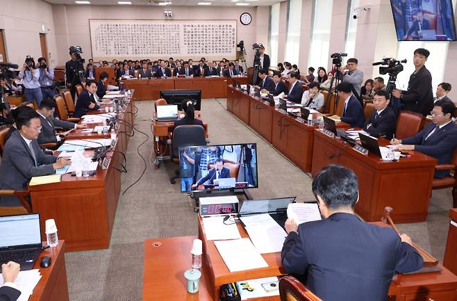 지난 23일 국회에서 열린 법제사법위원회에서 정청래 위원장이 의사봉을 두드리고 있다. 사진=연합뉴스 