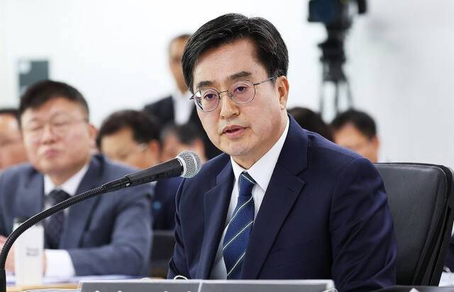 지난해 10월 17일 경기도 수원시 영통구 경기도청에서 열린 국회 행정안전위원회의 경기도에 대한 국정감사에서 김동연 경기도지사가 위원 질의에 답변하고 있다. 연합뉴스