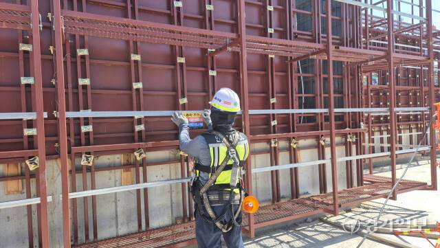 원영덕 안전팀장이 위험 표지판 부착 캠페인을 실시하고 있다. 이대현기자