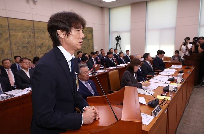 홍명보 한국 축구대표팀 감독이 24일 국회에서 열린 문화체육관광위원회 전체회의에 출석, 의원 질의에 답하고 있다. 연합뉴스