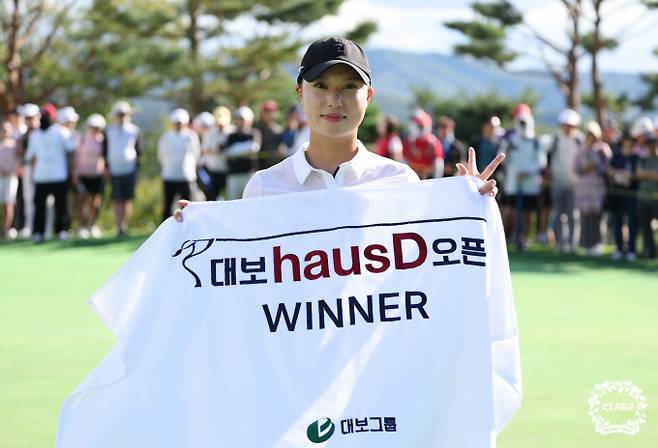 KLPGA 투어 대보 하우스디 오픈 정상에 오른 문정민. /사진= KLPGA