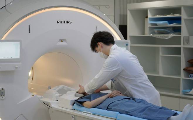 지역주민이 동남권원자력의학원에서 검사를 하고 있다./사진=기장군