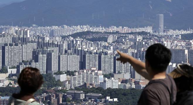 최근 5년 동안 전국 민간 아파트 청약 당첨자 가운데 부양가족이 5명 이상인 경우가 총 3536건, 서울의 경우 380건에 육박하자 예비 청약자들 사이에서 위장전입 여부 등을 철저히 조사해야 한다는 지적이 나온다. 사진은 서울시내 한 아파트 밀집 지역. /사진=뉴시스