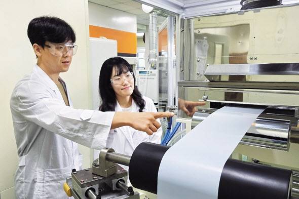 SK아이이테크놀로지 관계자가 대전 유성구 SKIET R&D센터에서 분리막 시제품을 살펴보고 있다. [SK아이이테크놀로지 제공]