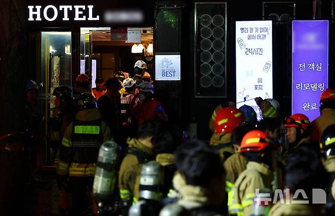 [부천=뉴시스] 김근수 기자 = 22일 오후 경기 부천시 원미구의 숙박업소에서 화재가 발생한 가운데 소방대원들이 분주히 이동하고 있다. 2024.08.22. ks@newsis.com