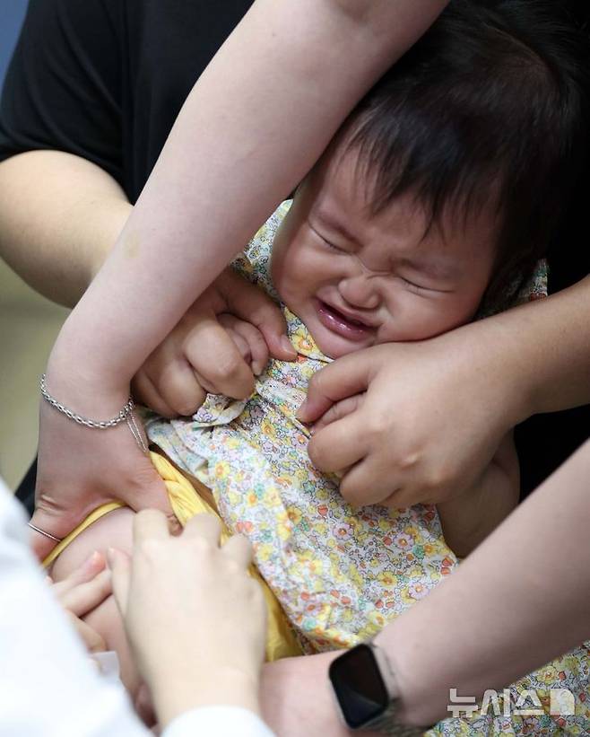 [서울=뉴시스] 김선웅 기자 = 2024-25절기 인플루엔자 국가예방접종이 시작된 20일 서울 소재 소아청소년과 병원에서 한 어린이가 인플루엔자 예방접종을 하고 있다.질병관리청은 인플루엔자 감염 시 중증화 위험이 큰 6개월~13세 어린이, 임신부, 65세 이상 시민을 대상으로 20일부터 내년 4월 30일까지 무료로 '24-'25절기 인플루엔자 국가예방접종을 진행한다. 접종 대상, 기간, 접종 가능 병·의원 및 기관은 예방접종도우미 누리집을 통해 확인 가능하다. 2024.09.20. mangusta@newsis.com