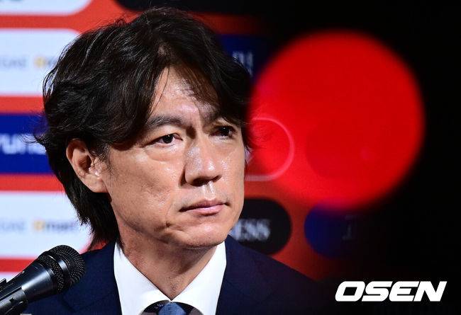 [OSEN=지형준 기자] 홍명보 감독이 이끄는 축구대표팀이 26일 오전 서울 종로구 신문로 축구회관에서 2026 FIFA 북중미 월드컵 3차 예선 명단발표 기자회견이 열렸다.  축구대표팀은 오는 9월 5일 서울월드컵경기장에서 팔레스타인을 상대로 예선 1차전을 치른다. 10일 오만에서 원정 2차전을 이어간다.  홍명보 감독이 질문에 답을 하고 있다. 2024.08.26 / jpnews@osen.co.kr