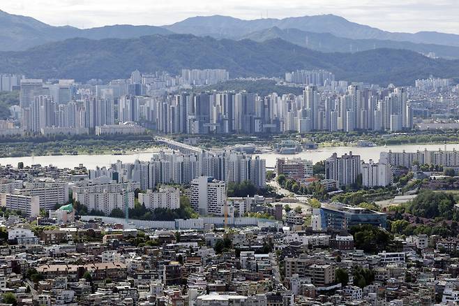 22일 서울 남산공원에서 바라본 서울 시내 아파트 단지 모습. 뉴시스