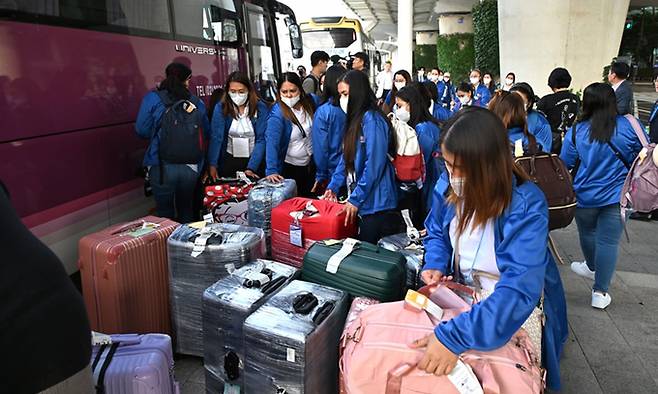 지난 6일 입국 후 버스로 이동하는 필리핀 가사관리사. 연합뉴스