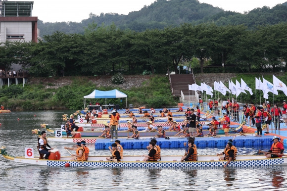 ‘2024 삼척 동해왕 이사부축제’가 지난 7월 19~21일 오십천 일원에서 열렸다. 사진은 축제 프로그램 중 하나인 이사부장군배 용선대회에서 참가자들이 출발 신호를 기다리는 모습. 삼척시 제공