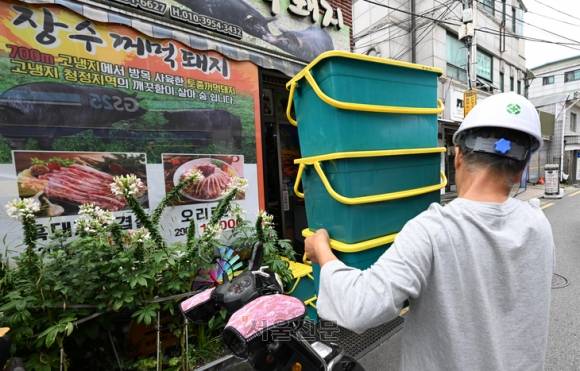 한계상황 몰린 자영업자들 - 개인사업자 4명 중 3명이 월 100만원도 벌지 못하는 등 한계상황에 내몰리고 있다. 사진은 서울 중구 신당동에서 한 자영업자가 배달음식이 든 상자를 옮기는 모습.  도준석 전문기자