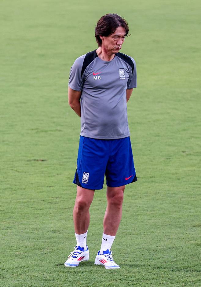 홍명보 한국 축구대표팀 감독이 지난달 8일 북중미 월드컵 3차 예선 오만전을 앞두고 팀 훈련 중 생각에 잠겨 있다. 연합뉴스