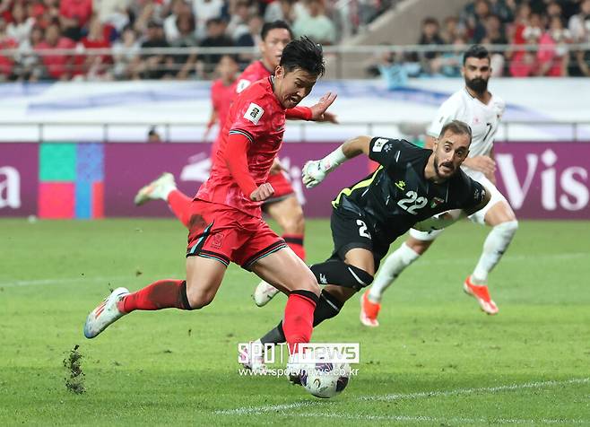 ▲ 대한축구협회는 24일 보도자료를 통해 "대한축구협회는 다음 달 15일 열리는 북중미월드컵 3차예선 4차전 이라크와 홈경기 장소를 서울월드컵경기장에서 용인 미르스타디움으로 아시아축구연맹(AFC)에 변경 요청하기로 했다"라고 발표했다. 대한축구협회 관계자는 “협회는 이달 초 팔레스타인전 잔디 상태가 대표팀 경기력에 영향을 미쳤다고 판단해 서울월드컵경기장의 잔디개선이 어느 정도 가능한지 체크하는 동시에 경기장 변경안을 투트랙으로 검토해왔다”라며 변경요청과 관련해 "조만간 AFC가 현장실사를 진행할 것으로 보이며 승인검토 결과를 기다려봐야 할 것 같다“라고 밝혔다 ⓒ곽혜미 기자