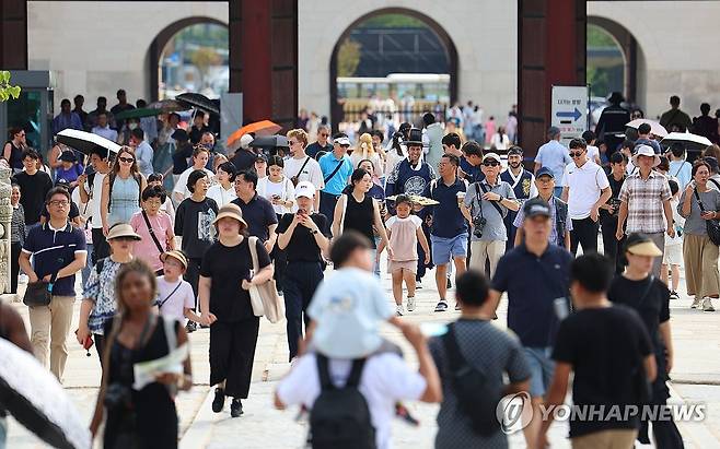 추석 연휴 마지막 날, 고궁 찾은 시민들 (서울=연합뉴스) 김도훈 기자 = 추석 연휴 마지막 날인 18일 오후 서울 경복궁이 나들이 시민 및 관광객들로 붐비고 있다. 2024.9.18 superdoo82@yna.co.kr