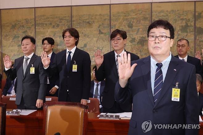 문화체육관광위원회 전체회의 증인선서 (서울=연합뉴스) 신준희 기자 = 김택규 배드민턴협회장, 홍명보 축구 국가대표팀 감독, 이임생 대한축구협회 기술총괄이사가 24일 서울 여의도 국회에서 열린 문화체육관광위원회 전체회의에서 증인선서를 하고 있다. 2024.9.24 hama@yna.co.kr