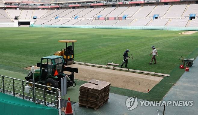 지난해 8월 잔디 공사를 벌이는 서울월드컵경기장 [연합뉴스 자료사진]
