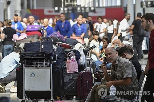 베이루트 국제공항에서 지연되는 비행기 출발을 기다리는 승객들 [EPA 연합뉴스. 재판매 및 DB 금지]