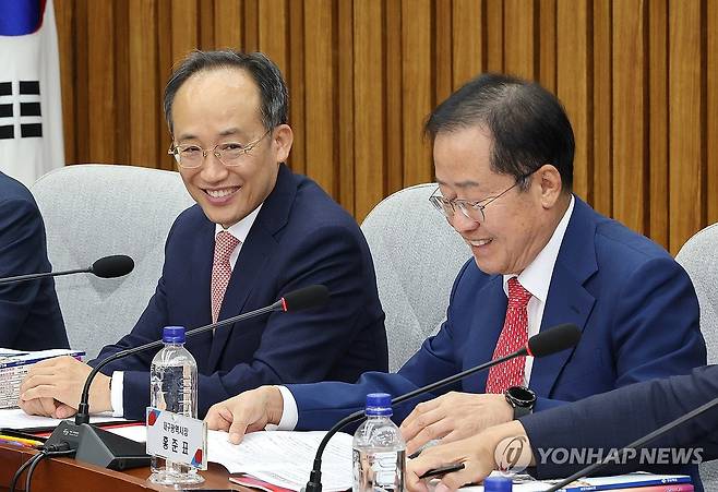 밝은 표정의 추경호 원내대표와 홍준표 대구시장 (서울=연합뉴스) 김주형 기자 = 국민의힘 추경호 원내대표와 홍준표 대구시장(오른쪽)이 24일 오전 국회에서 열린 국민의힘-대구·경북 지역민생 예산정책협의회에 참석해 밝은 표정을 하고 있다. 2024.9.24 kjhpress@yna.co.kr