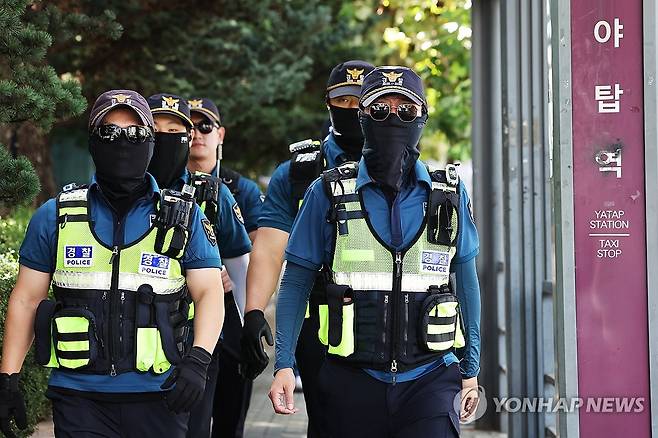 야탑역 순찰하는 경찰 (성남=연합뉴스) 홍기원 기자 = 최근 흉기 난동 예고 글이 올라온 경기도 성남시 수인분당선 야탑역에서 23일 오후 경찰이 순찰하고 있다. 
     지난 18일 익명 온라인 커뮤니티에는 '23일 오후 6시에 야탑역에서 흉기 난동을 벌이겠다'는 내용의 글이 올라왔다. 2024.9.23 xanadu@yna.co.kr