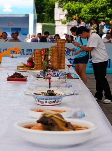 On September 22nd, the audience were taking photos of dishes at the National Competition for the Application of Kaili Sour Soup in Cultural Tourism Cuisine.