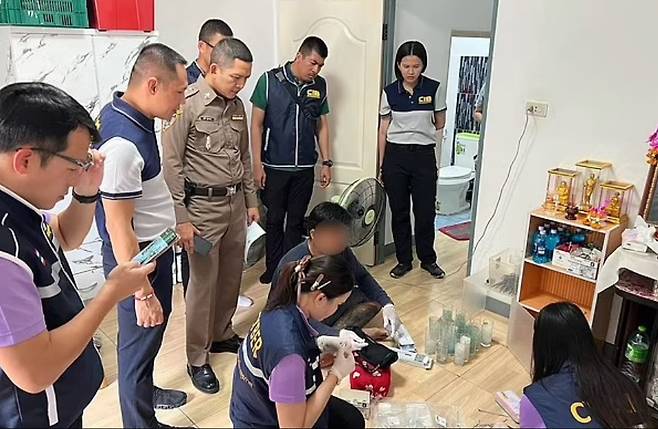 경찰이 급습한 그의 작업실에서 의료 시술에 필요한 위생 기준을 충족하지 못한 병상과 장비들이 발견됐다. [사진=태국 방콕 포스트 보도]